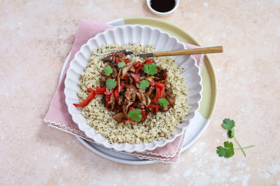 Quinoa met pulled portobello & puntpaprika