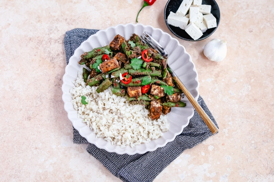 Rijst met tofu & sugar snaps in zwarte bonensaus