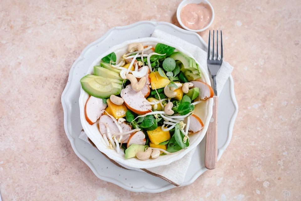 Salade met gerookte kip, mango & taugé