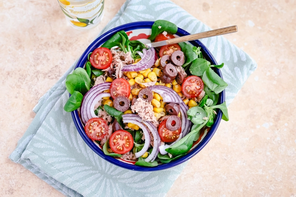 Salade met tonijn, maïs & olijven