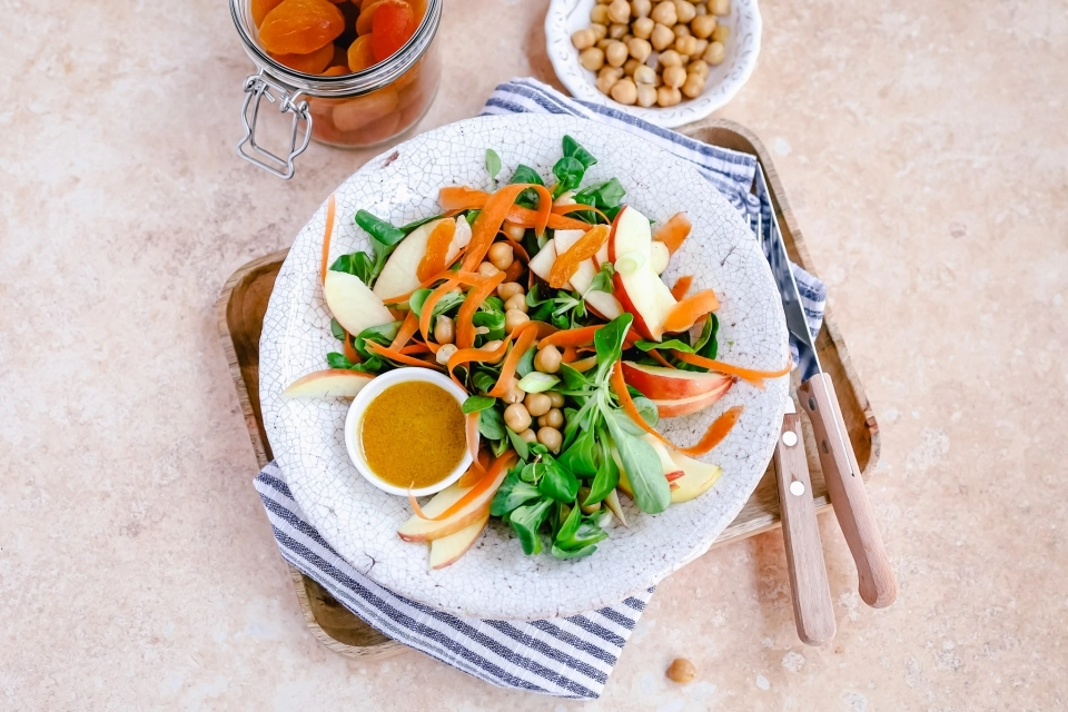 Salade met wortel, appel & kikkererwten