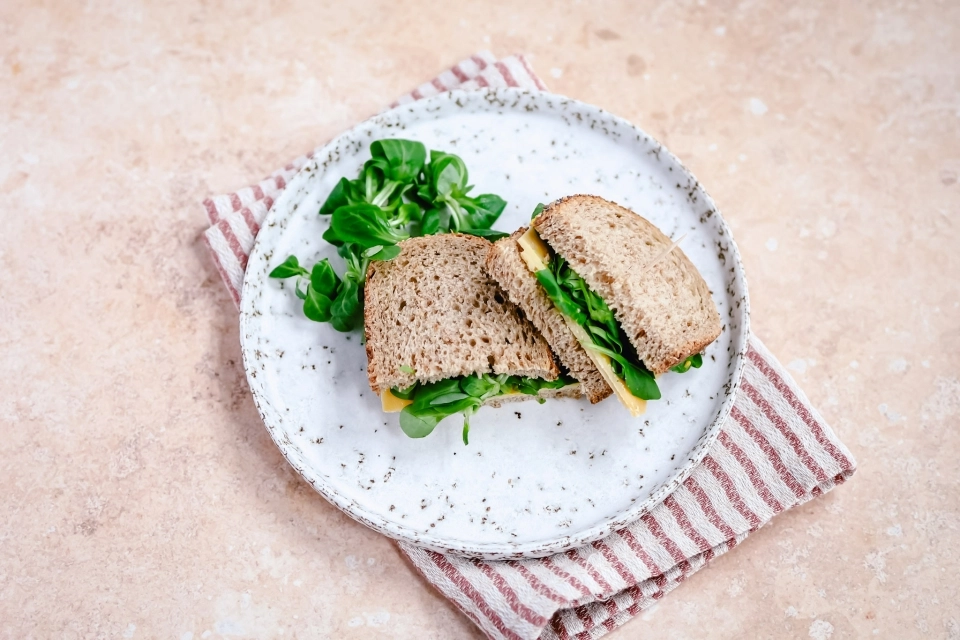 Sandwich met kaas, veldsla & mosterd