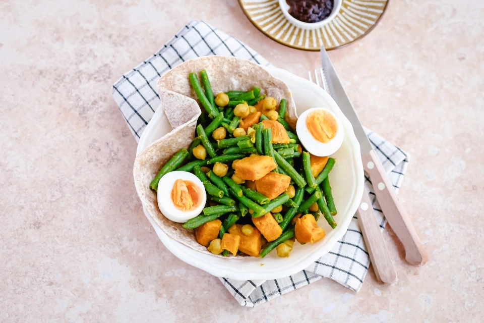 Wrap met zoete aardappel, sperziebonen en kikkererwten