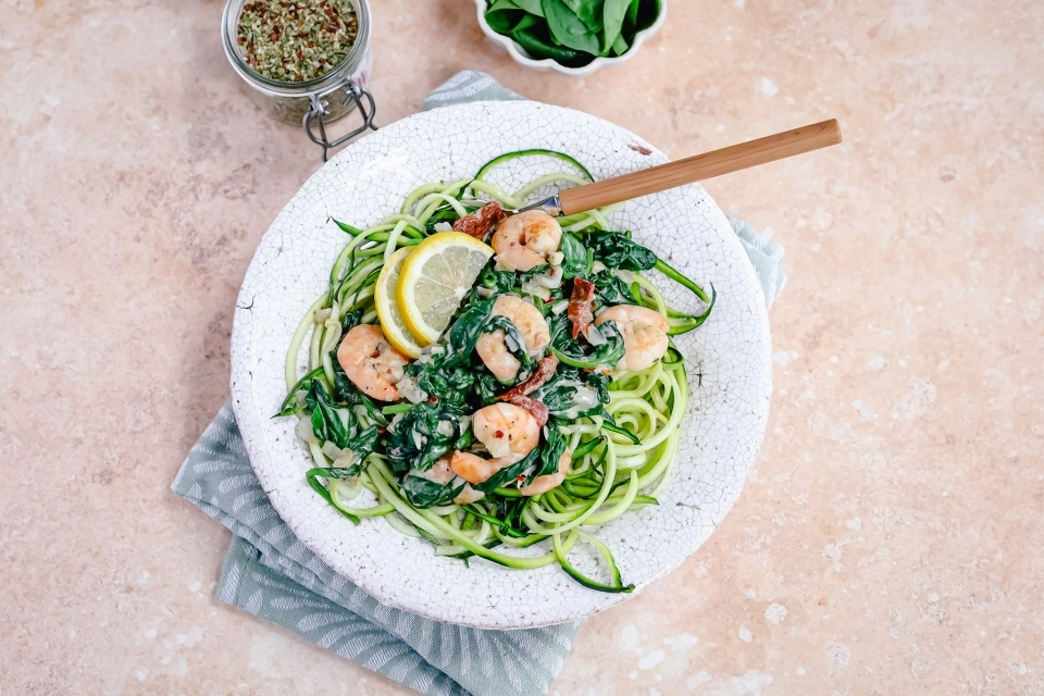Courgetti met garnalen in kokossaus & tomaatjes