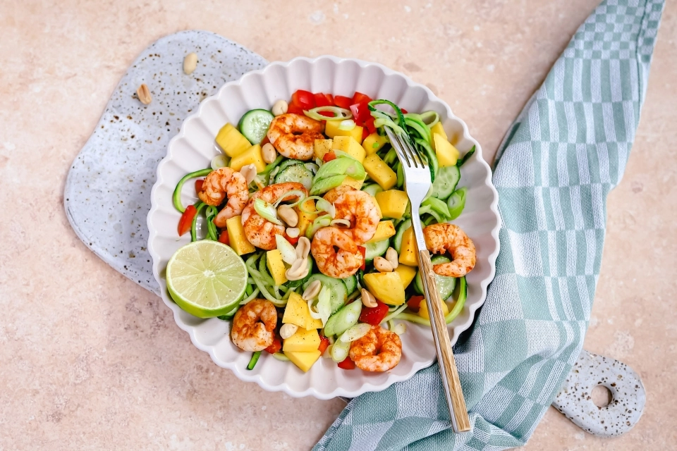 Salade van courgetti met mango & pittige garnalen