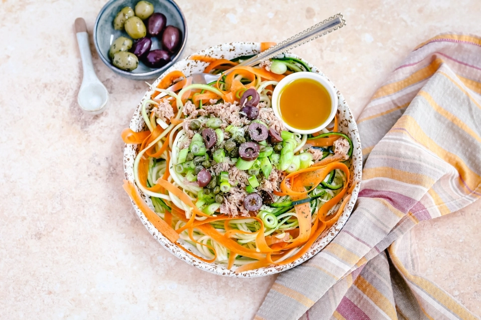 Courgetti-wortelsalade met tonijn & olijven