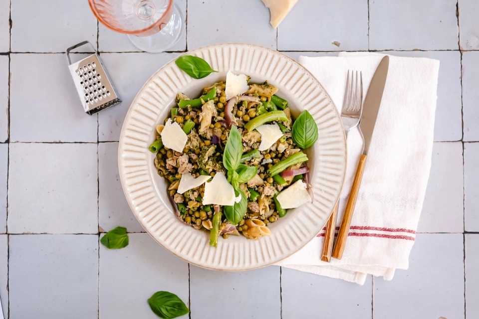 Penne met doperwtjes, sperziebonen, pesto & tonijn