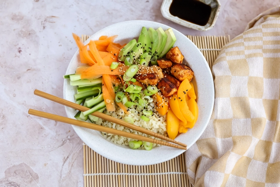 Poké bowl met kip, perzik & bloemkoolrijst
