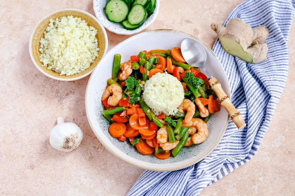 Rode curry met garnalen, sperziebonen & bloemkoolrijst