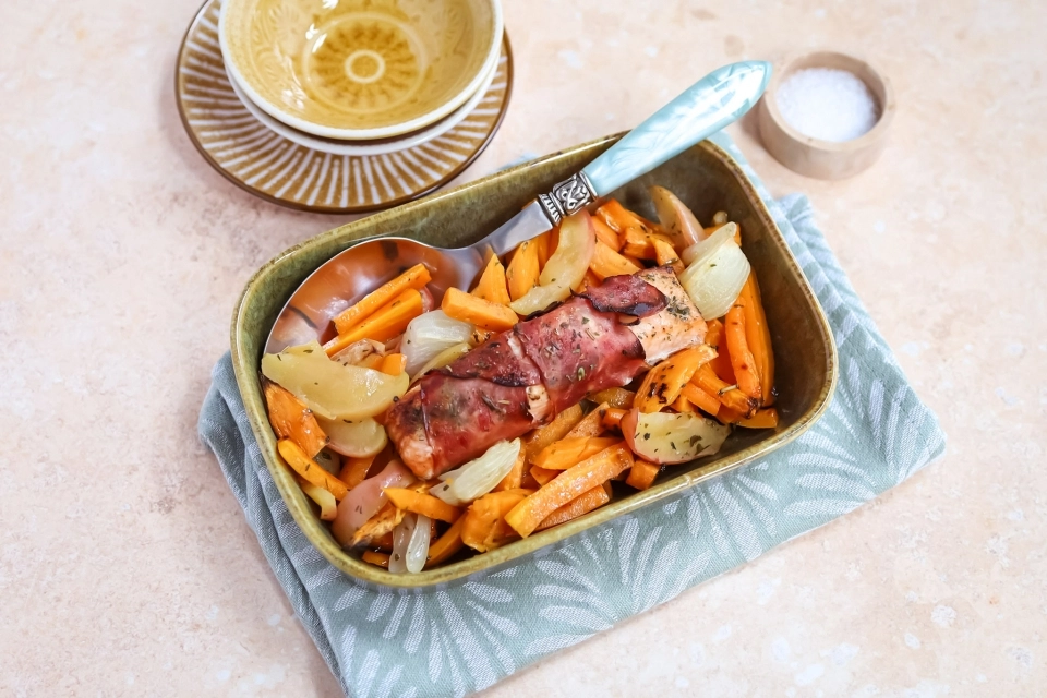 Traybake van zoete aardappel met wortel, appel & zalm