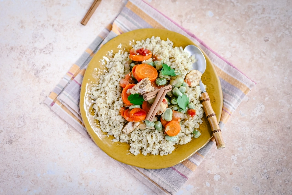 Quinoa met stoof van tuinbonen, wortel & kip