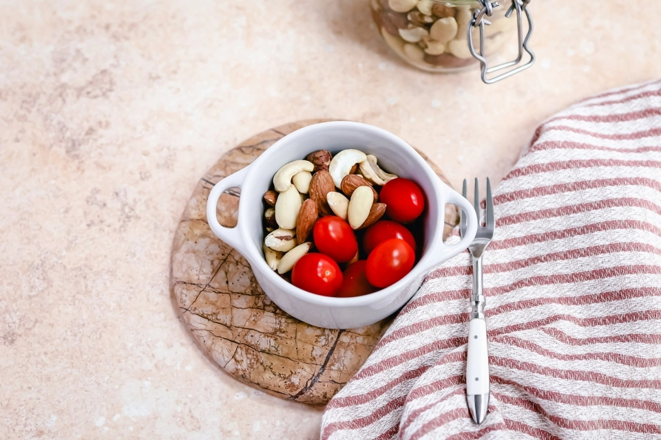 Handje noten met cherry tomaten