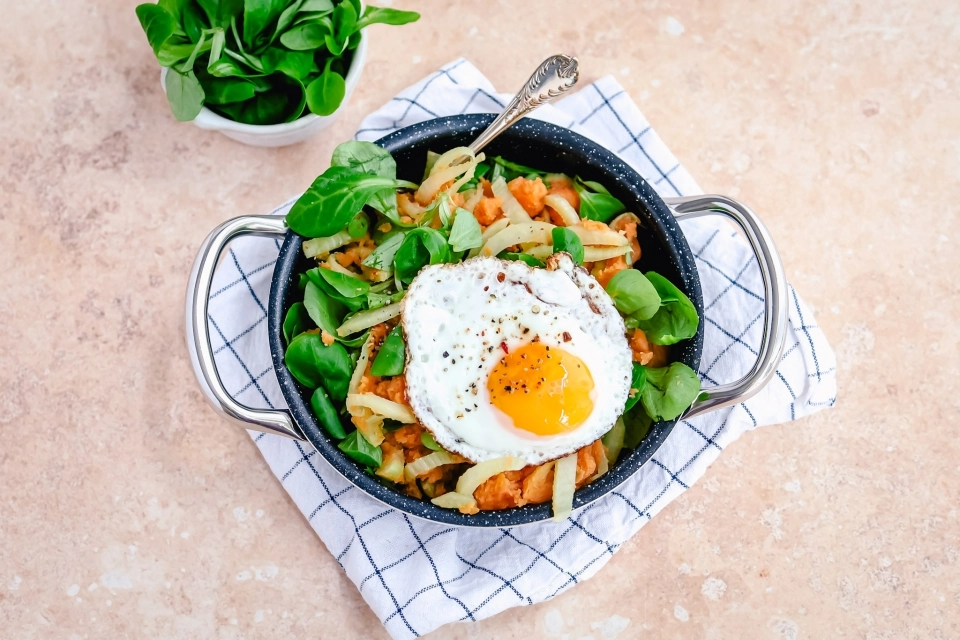 Zoete aardappel stamppot met venkel, veldsla & ei