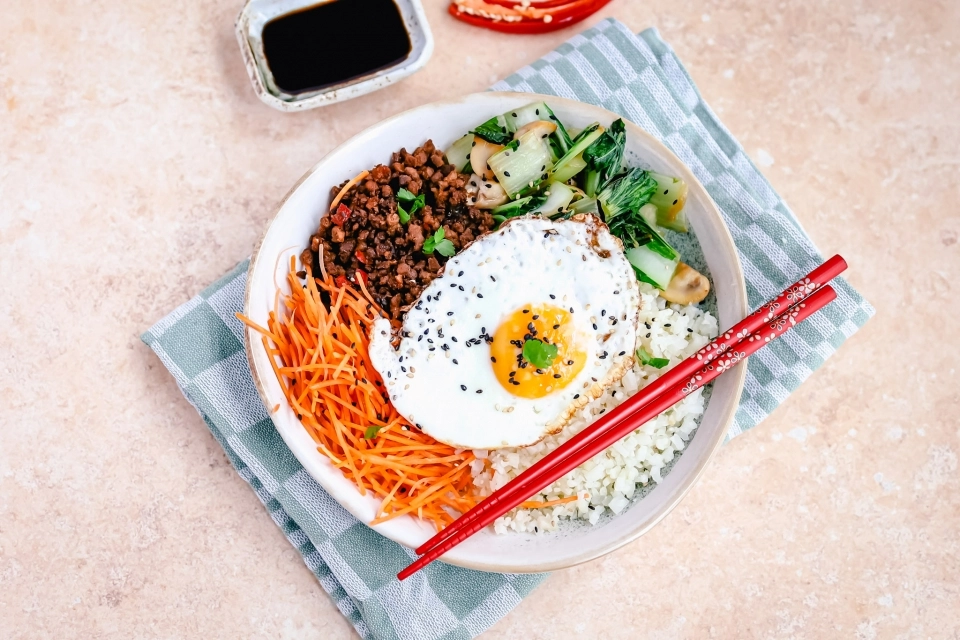 Bibimbap met bloemkoolrijst