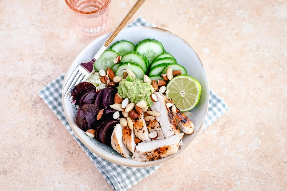 Bowl met bloemkoolrijst, kipfilet & bietjes met avocadodip