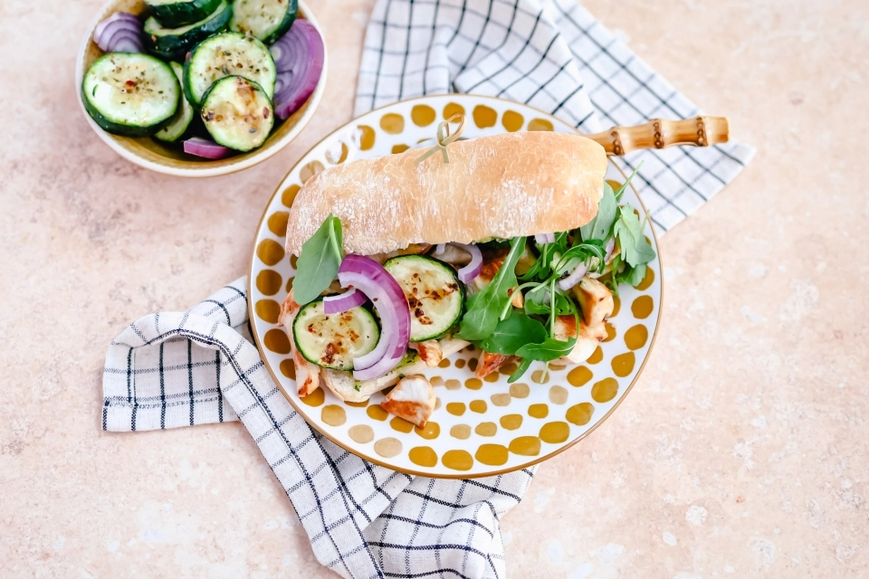 Ciabatta met kip, pesto, courgette & rode ui