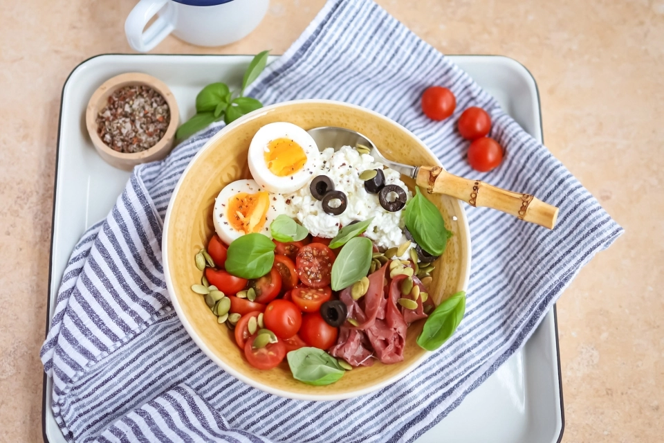 Cottage cheese ontbijtbowl met rookvlees & ei