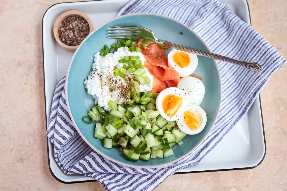 Cottage cheese ontbijtbowl met gerookte zalm & ei
