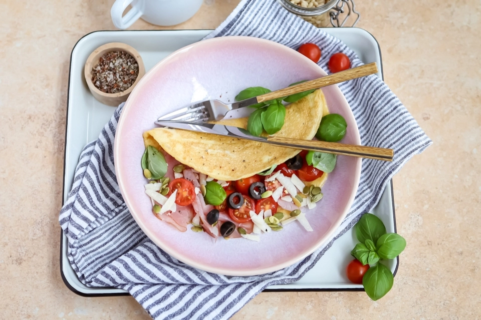 Italiaanse omelet met rauwe ham, tomaat & geraspte kaas
