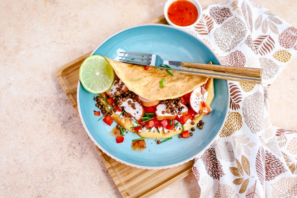 Omelet met chili-mascarpone, gerookte kip, paprika & linzen