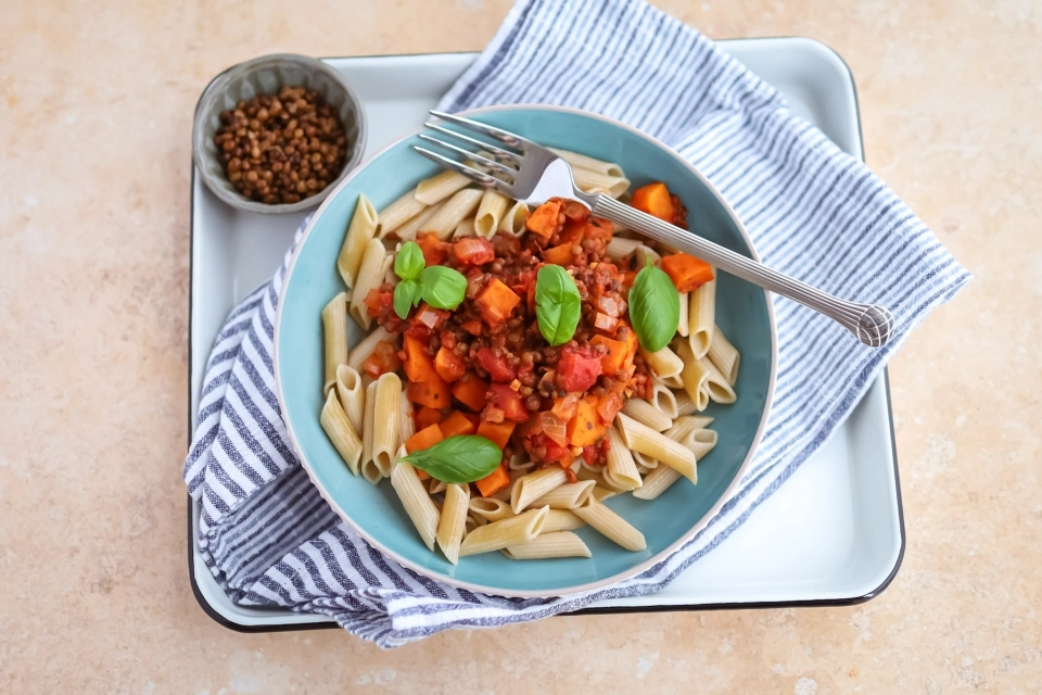 Penne met zoete aardappel & linzen in tomatensaus