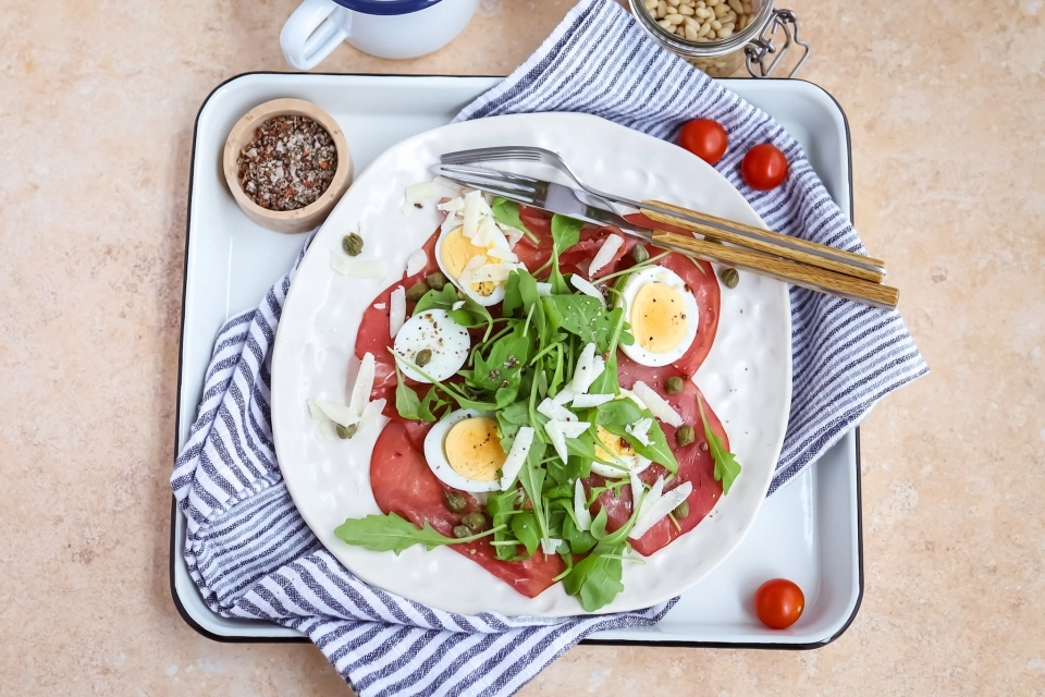 Rookvlees carpaccio met ei & rucola