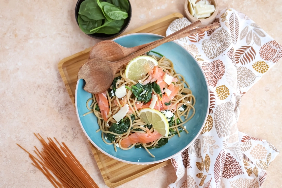 Spaghetti met gerookte zalm, spinazie & cottage cheese