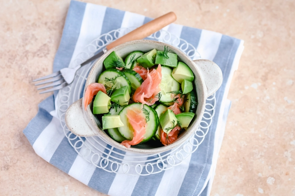 Avocado, komkommer & gerookte zalm salade