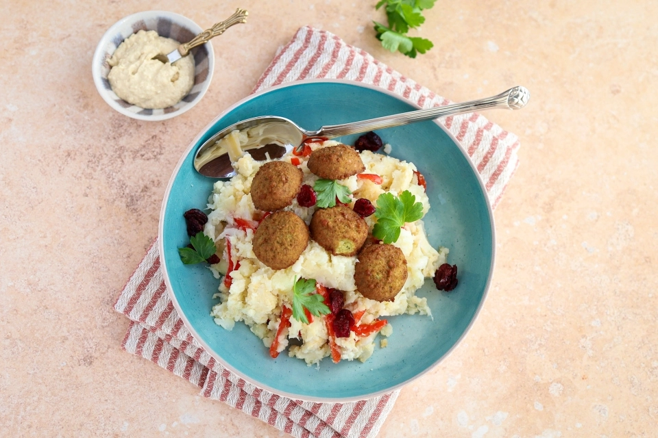 Bloemkoolstamppot met paprika & falafel
