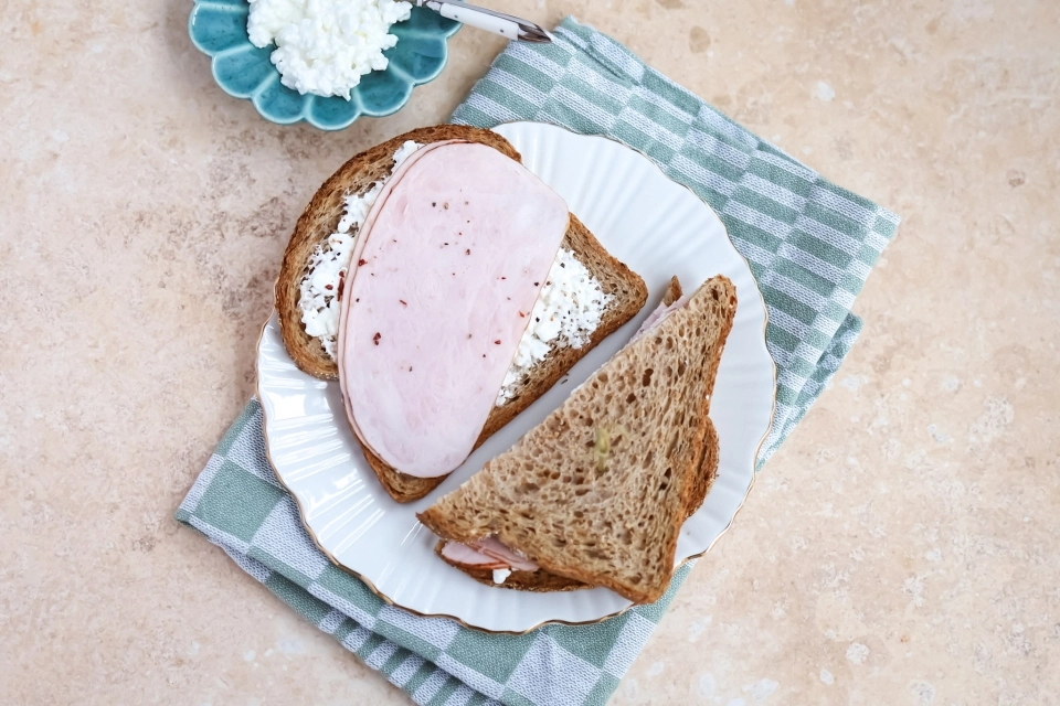 Brood met cottage cheese & kalkoenfilet