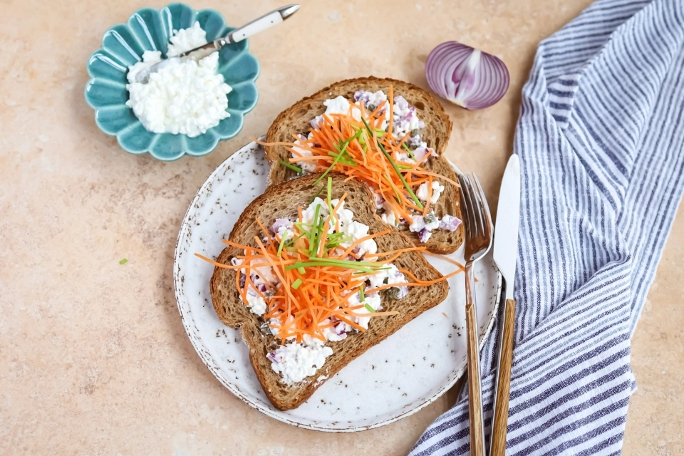 Brood met cottage cheese, kappertjes, ui & wortel julienne