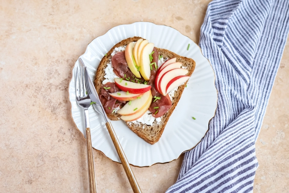 Brood met cottage cheese, rookvlees & appel