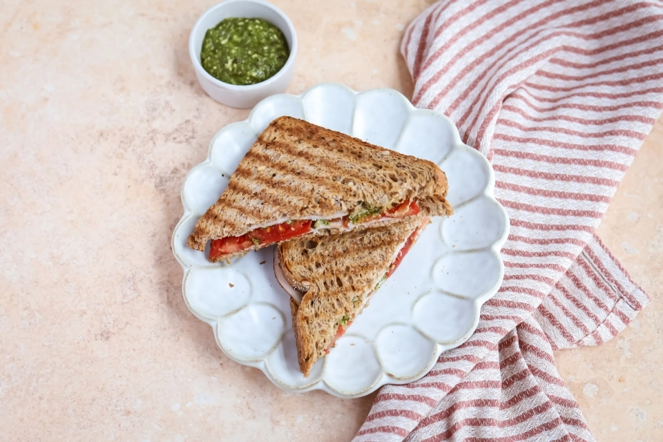 Brood met kalkoenfilet, pesto & tomaat