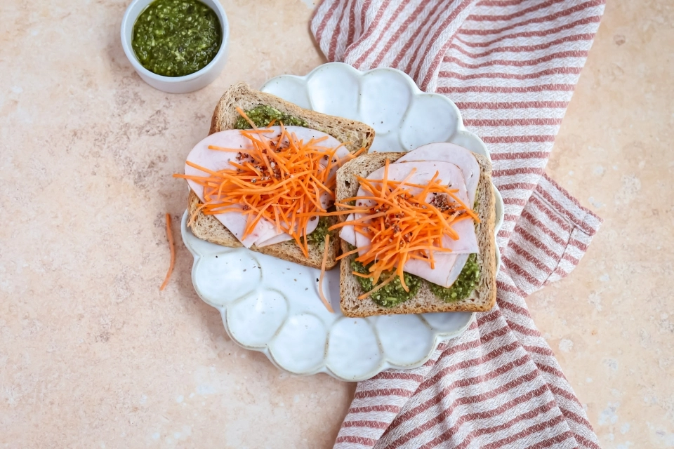Brood met kalkoenfilet, pesto & wortel julienne