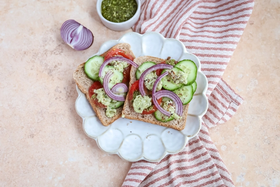 Brood met pestomayonaise, komkommer & tomaat