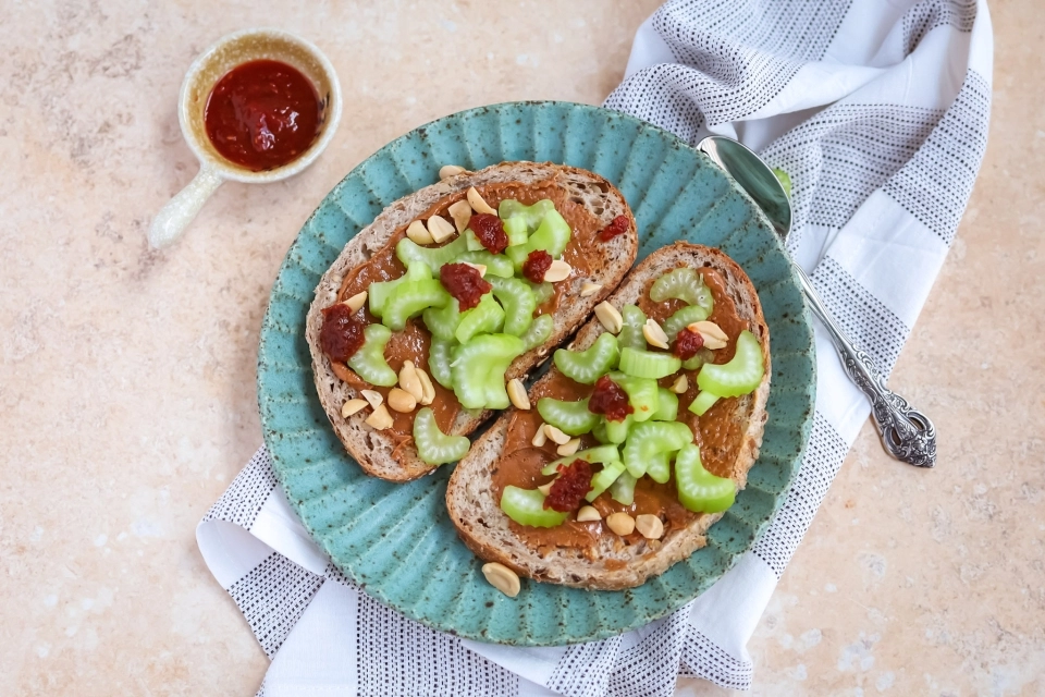Brood met pindakaas & ringetjes bleekselderij