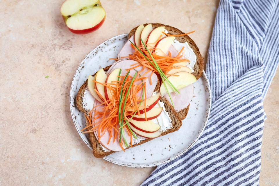Brood met zuivelspread, kalkoenfilet, appel & wortel julienne
