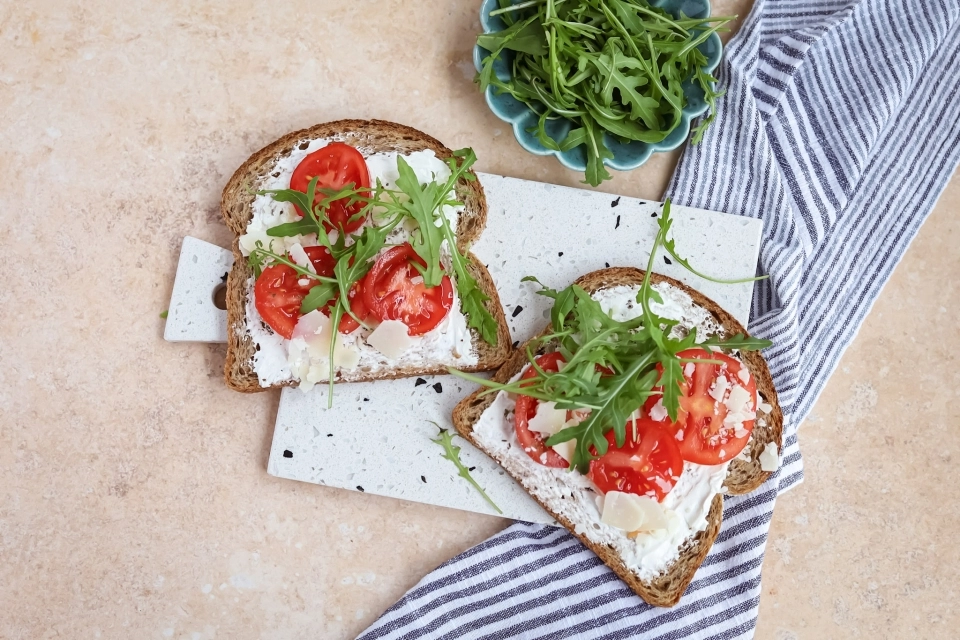 Brood met zuivelspread, tomaat & rucola