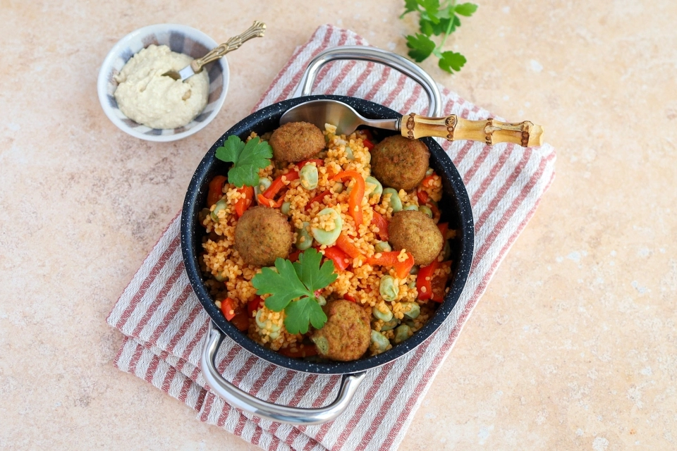Bulgur met tuinbonen, paprika & falafel