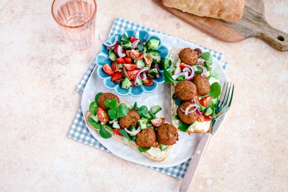Ciabatta met hummus, falafel & salade
