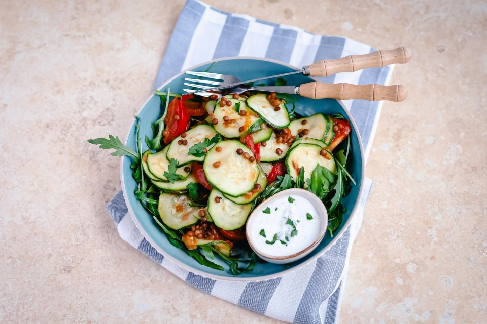 Linzensalade met tomaat & courgette