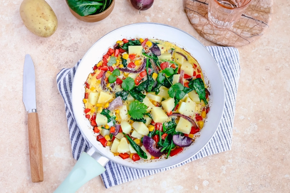 Omelet met aardappel, maïs & spinazie