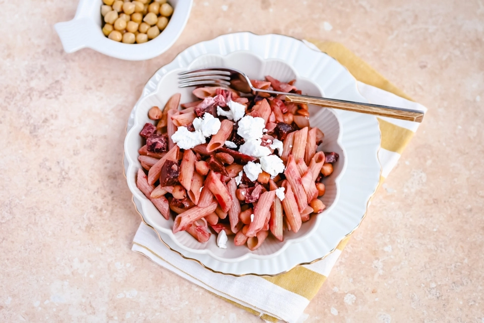 Pasta met rode bietjes, kikkererwten & geitenkaas
