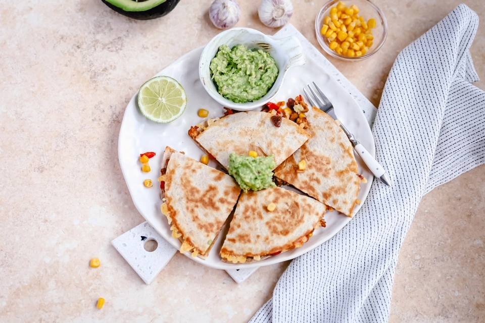 Quesadilla met kipgehakt & avocado