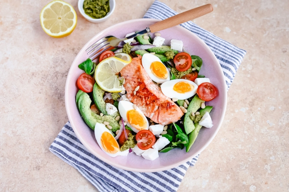 Salade met gebakken zalm, avocado & pestodressing