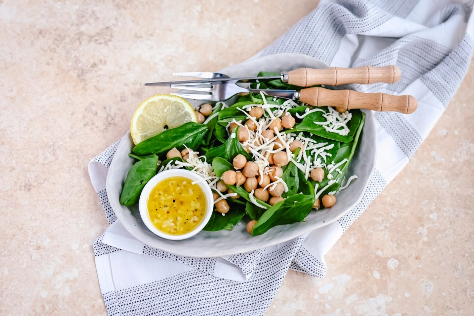 Salade van kikkererwten & geraspte kaas