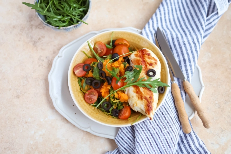 Stamppotje van zoete aardappel met rucola & kipfilet