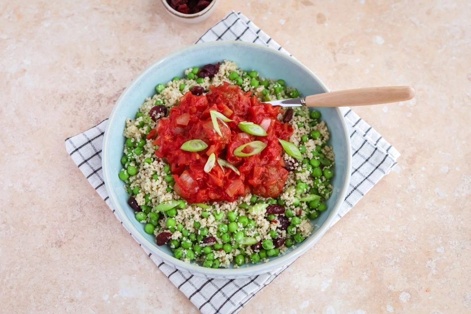 Couscous met tuinerwten & falafel in tomatensaus