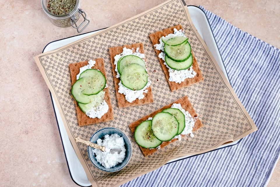 Crackers met kruidige cottage cheese