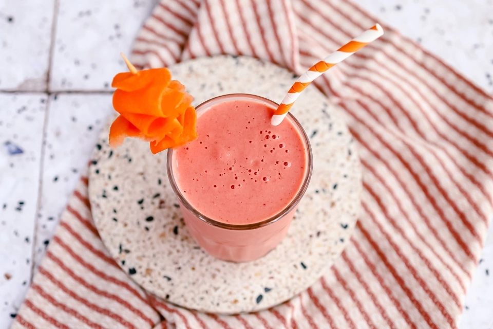 Ontbijtshake met wortel & aardbeien